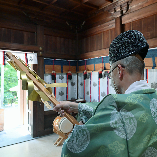 ご祈祷する宮司（後ろ姿）